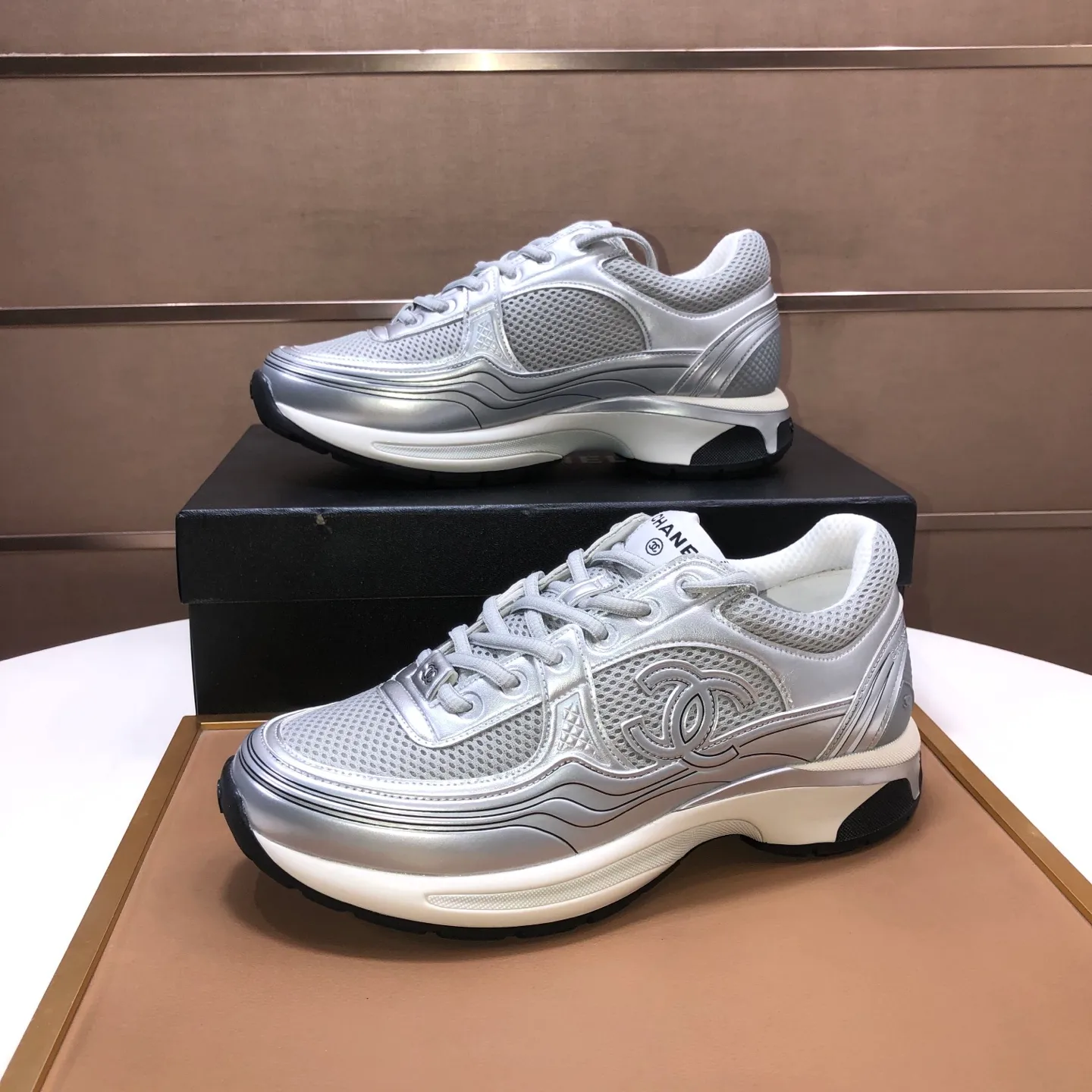 Men's shoes💰600💰【CHANEL】(Chanel couple's model)👩‍❤️‍💋‍👨The latest all-season shoes🔥🔥The ultimate derivative model. Not only are you more fashionable on your feet, but wearing flat shoes can also lengthen your overall body shape ~ "Features" The simple upper is paired with conspicuous small fragrant cloth strips, which is fashionable and high-end. 💕💕Selected Chanel fabric for the upper, comfortable and soft fabric lining available in 5 colors 🐎Size: (women's 35-39, customized 40. Men's 38-44, customized 45)